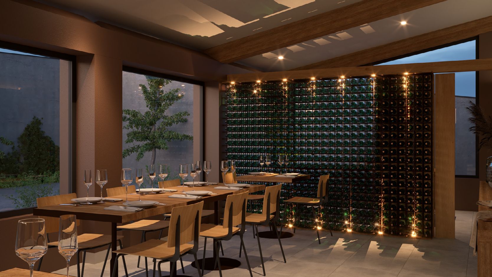 Pared de botellas de suelo a techo, iluminada con luces cálidas, y ventanas con vegetación al fondo.